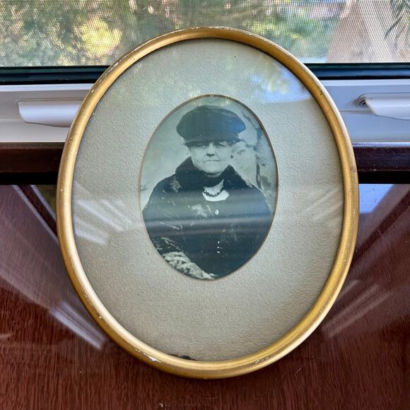 Antique Oval Framed Portrait Photograph – Early 1900s Black and Woman in Hat - Picture 9 of 9